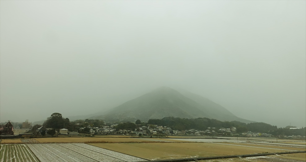 高縄山が霞んで見える北条の町