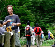 �M����E����