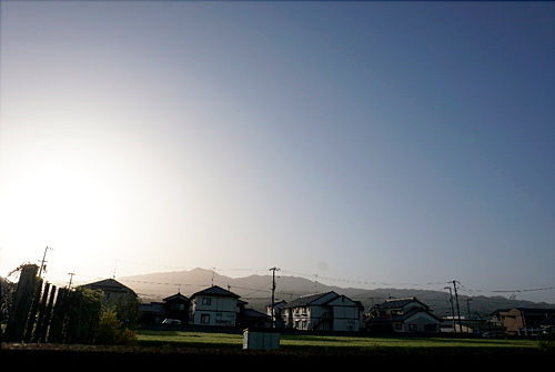 黄金色に輝く朝日