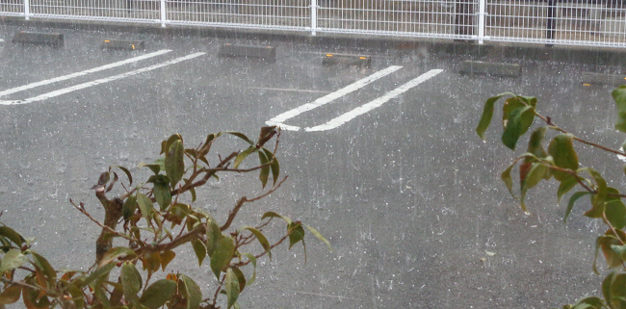 突然降り出した雨あられ、雹