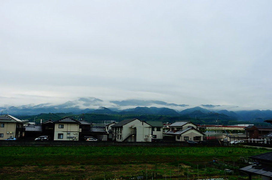 山々と夏の霧